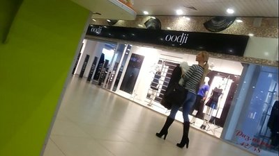 Cool chick yn 'e supermerk.