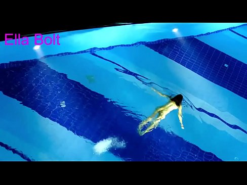 ❤️ Ik kin net ophâlde te sjen, jonge blonde fongen neaken swimmen yn ELLA BOLT resort pool ❤️ Seksfideo by wy ❌