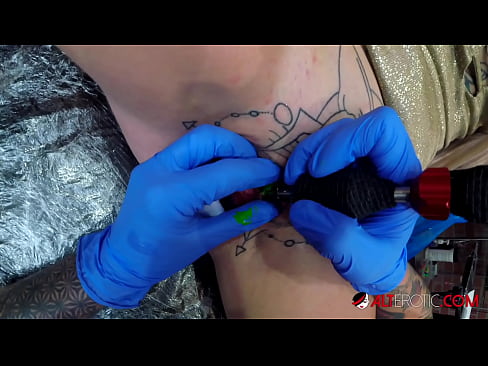❤️ Ekstreem tattooed hottie Sully Savage krige in tattoo op har klitoris ❤️ Seksfideo by wy ❌